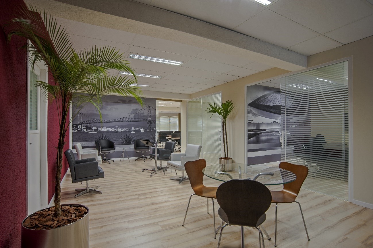 Lounge com mesa de apoio